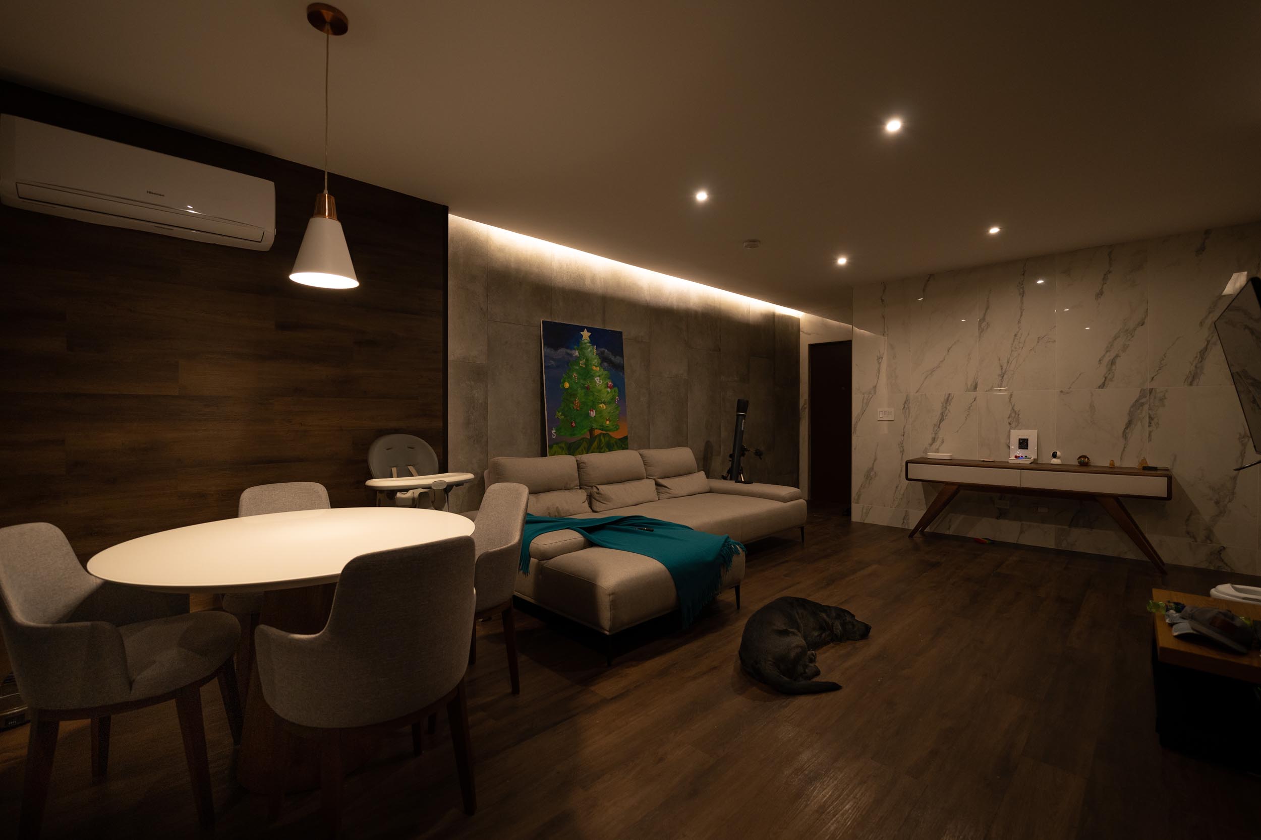 Sala de noche con iluminación inteligente